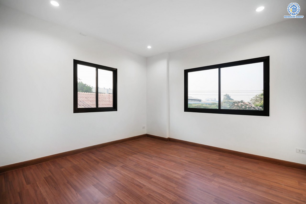 บ้านมือสองตกแต่งใหม่ โครงการ ชวนชื่น ปิ่นเกล้า บนเนื้อที่ 76.9 ตร.ว. พื้นที่ใช้สอยมากถึง 212.5 ตร.ม. ฟังก์ชันจัดเต็ม 3 ห้องนอน 3 ห้องน้ำ จอดรถได้ถึง 2 คัน พร้อมทั้งเปลี่ยนระบบสุขาภิบาลให้ใหม่ พร้อมเข้าอยู่ทันที บนทำเลศักยภาพ เชื่อมต่อหลายเส้นทาง ใกล้จุดขึ้นทางด่วน "ศรีรัช" และรถไฟฟ้าสายสีแดง "สถานีตลิ่งชัน"